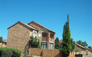 2 Bedroom Simplex in Mooikloof Ridge