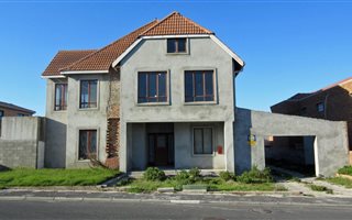 5 Bedroom House in Pelikan Park