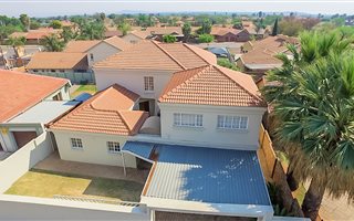 6 Bedroom House in Wierda Glen