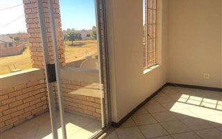 2 Bedroom Apartment in Mooikloof Ridge
