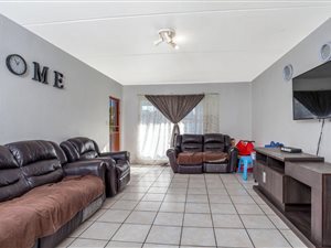2 Bed Apartment in Weltevreden Park