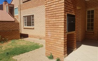 3 Bedroom Apartment in Hazeldean (Silverlakes Surroundings)