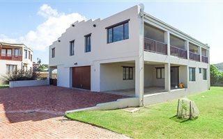 4 Bedroom House in Stilbaai