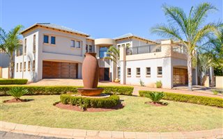 6 Bedroom House in Olympus AH