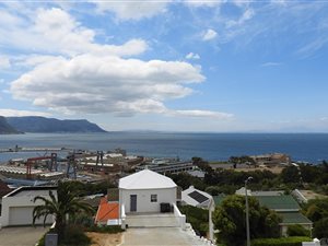 2 Bed Apartment in Simons Town