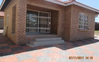 2 Bedroom House in Geelhoutpark