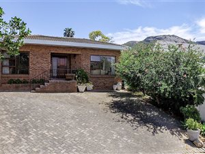 4 Bedroom House in Paarl