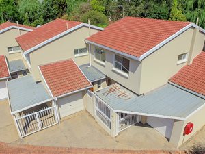 4 Bedroom Townhouse in Waterkloof Glen