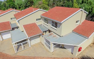 4 Bedroom Townhouse in Waterkloof Glen