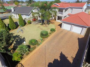 7 Bed House in Robertsham