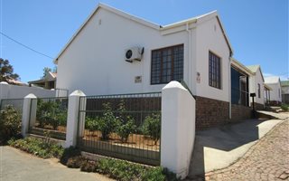 2 Bedroom House in Oudtshoorn Central