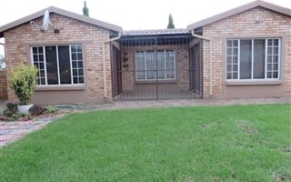 2 Bedroom Townhouse in Heuwelsig Estate