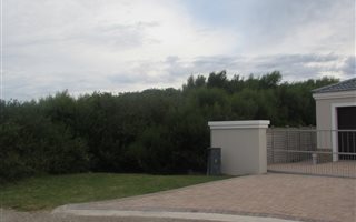 595 m² Land available in Aston Bay