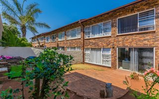 3 Bedroom Townhouse in Roodekrans
