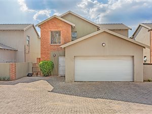 3 Bedroom Townhouse in Honeydew Manor