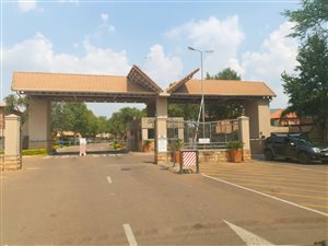 840 m² Land available in Six Fountains Estate