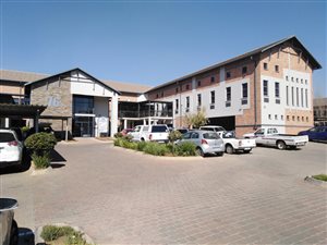 128 m² Commercial space in Hazeldean (Silverlakes Surroundings)