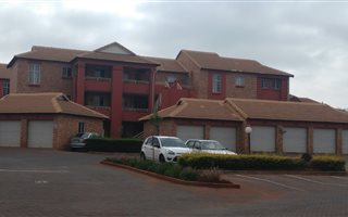 2 Bedroom Apartment in Die Hoewes