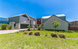5 Bedroom House in Waterfall Country Estate