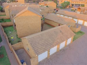 2 Bedroom Townhouse in Die Hoewes