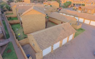 2 Bedroom Townhouse in Die Hoewes