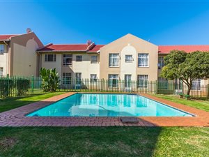 2 Bed Apartment in Die Hoewes