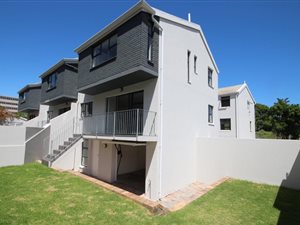 3 Bed Townhouse in Wynberg Upper