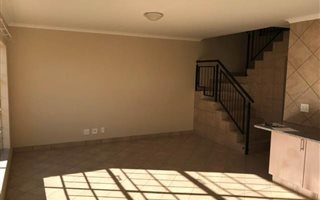 4 Bedroom Duplex in Hazeldean (Silverlakes Surroundings)