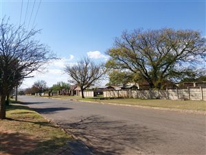 1054 m² Land available in Middelburg South
