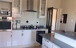 4 Bedroom House in Ehrlich Park