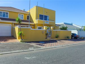 11 Bed House in West Beach
