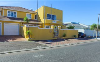 11 Bedroom House in West Beach