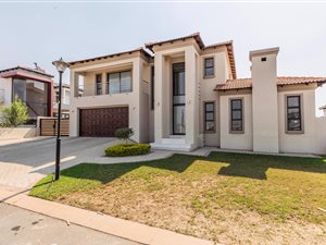 4 Bed House in Blue Valley Golf Estate