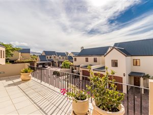 2 Bed House in Devonvale Golf & Wine Estate