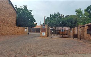 4 Bedroom Townhouse in Weltevreden Park