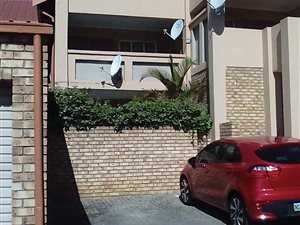 2 Bed Apartment in Rooihuiskraal North