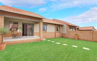2 Bedroom Simplex in Mooikloof Ridge