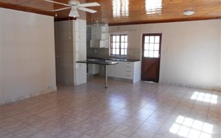 3 Bedroom Townhouse in Somerset West Central