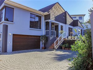 4 Bed House in Plattekloof
