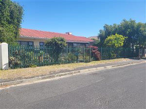 4 Bed House in Chrismar