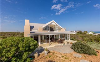 4 Bedroom House in Grotto Bay