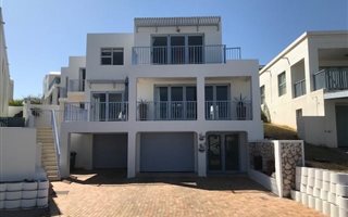 5 Bedroom House in Paradise Beach
