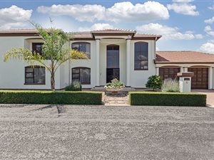 8 Bed House in Dalpark