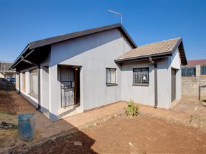 3 Bed House in Protea North