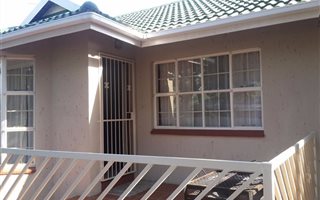3 Bedroom Simplex in Geelhoutpark