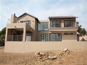 4 Bed Cluster in Douglasdale