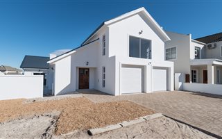 4 Bedroom House in Zevenzicht
