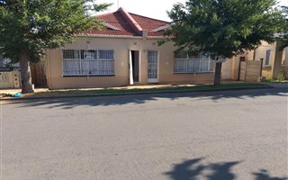 4 Bedroom House in Luipaardsvlei