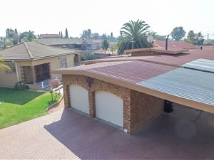 4 Bed House in Van Riebeeck Park