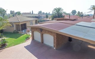 4 Bedroom House in Van Riebeeck Park